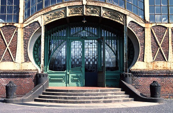 Eingangsportal-zur-Maschinenhalle-Zeche-Zollern.jpg