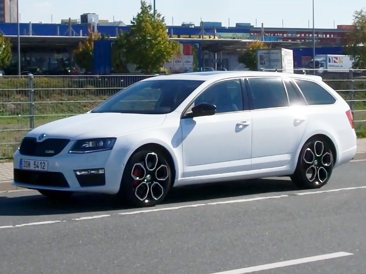 Skoda_Octavia_RS_230_01.jpg