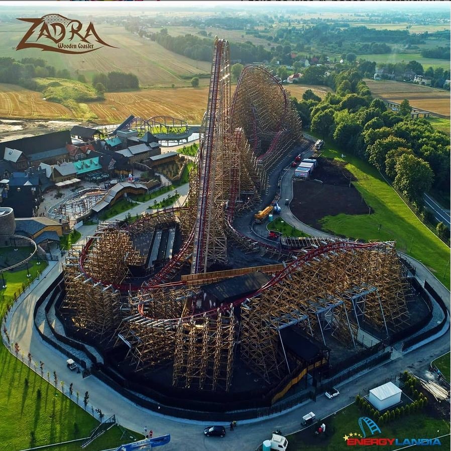 Mehr Informationen zu "Energylandia in Polen gibt Eröffnung von spektakulärer Hybrid-Achterbahn "Zadra" bekannt"